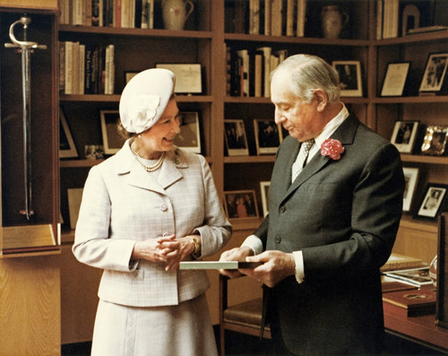 The-Annenberg-Foundation-Queen-Elizabeth-II-with-Ambassador-Walter-Annenberg-1983